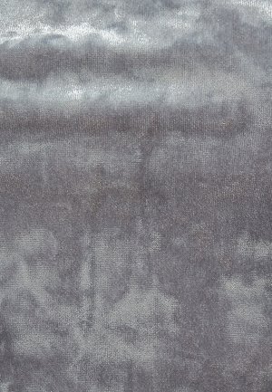 Harmaa kangas, jossa on kiiltävä, hieman teksturoitu pinta. Sisältää hienovaraisia kuvioita ja värivaihteluita. Pehmeä ja sileä rakenne.
