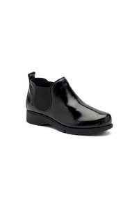 Botas de cuero negro hasta el tobillo con paneles laterales elásticos, un acabado brillante y suave, puntera redondeada y un tacón bajo de goma para mayor comodidad.