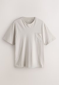 T-shirt uni gris clair manches courtes avec col rond et petite poche poitrine à gauche, présenté sur un fond clair.