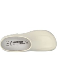 Weiße Holzclogs mit einem glatten Kunststoffaußenmaterial, runder Zehenpartie und konturiertem Fußbett. Mit Markenlogo und Größenangaben, die innen aufgedruckt sind.