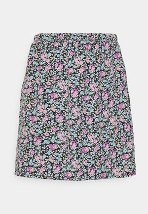 Blomsterrille med svart base, med rosa og blå blomster. Den har en samlet midje og en rett snitt med folder.