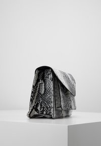 Pieces Axelremsväska - grey