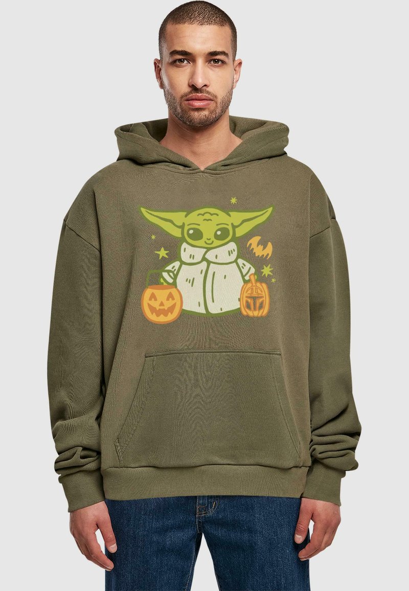 Olivgrön hoodie med en tecknad karaktär med stora öron som håller två pumpor. Materialet är mjukt och med en framficka.