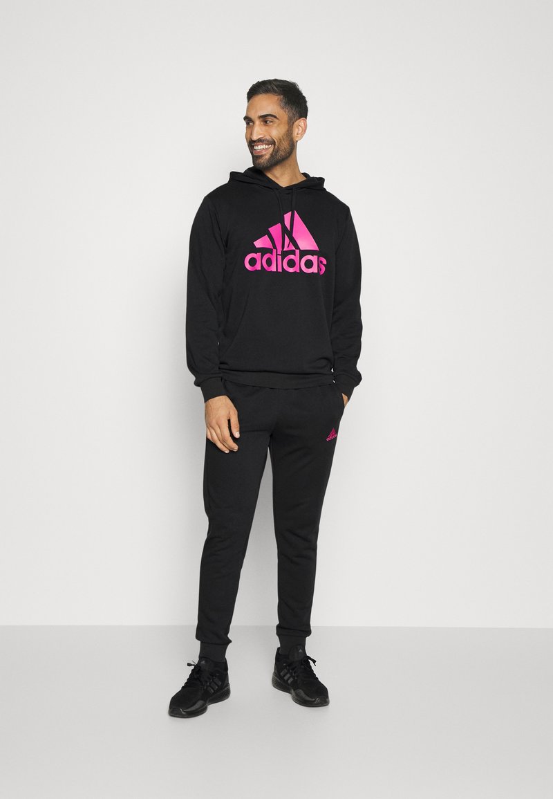 adidas Sportswear Tracksuit black/semi lucid fuchsia/black Zalando