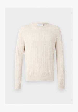 Krém színű, kötött mintás pulóver hosszú ujakkal és kerek nyakkivágással, egyszínű világos háttéren bemutatva.