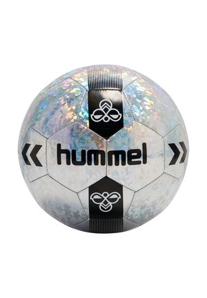 Błyszcząca holograficzna piłka nożna z czarnymi panelami, logo Hummel i czarnymi szewronami na białym tle. Brak osób.