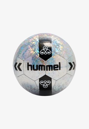 Glänzender holografischer Fußball mit schwarzen Panels, Hummel-Logo und schwarzen Winkeln auf weißem Hintergrund. Keine Personen vorhanden.