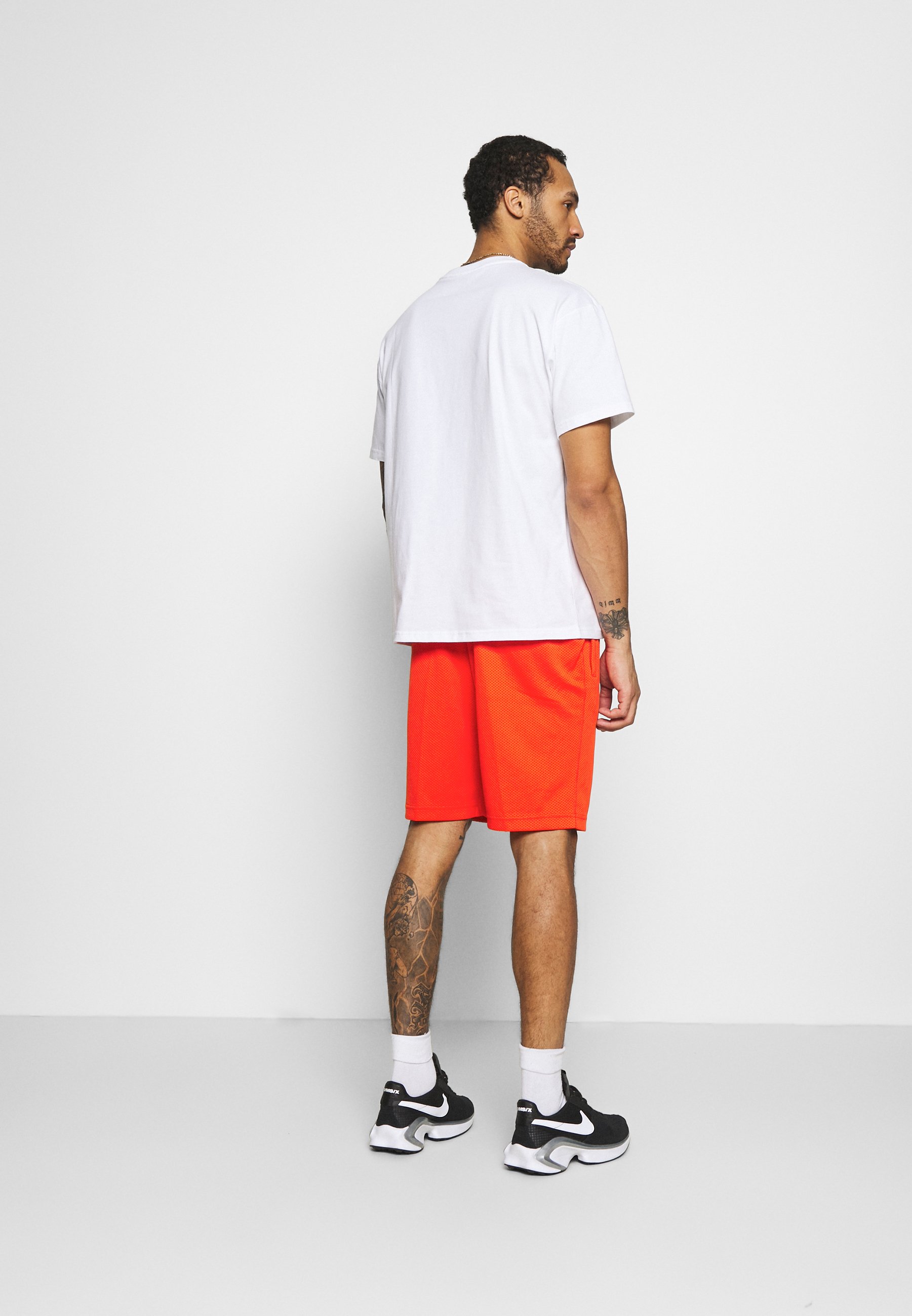 Nike SB TEE ESSENTIALS UNISEX - Basic T-shirt - white - Zalando.co.uk