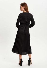 Liquorish MIDI WITH DETAILS - Day dress - black