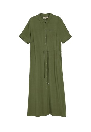 Oliwkowa sukienka koszulowa wykonana z lekkiego materiału, z krótkimi rękawami, kołnierzykiem, zapięciem na guziki z przodu, sznurkiem w talii oraz kieszenią na piersi.