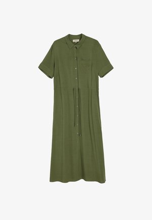 Oliwkowa sukienka koszulowa wykonana z lekkiego materiału, z krótkimi rękawami, kołnierzykiem, zapięciem na guziki z przodu, sznurkiem w talii oraz kieszenią na piersi.