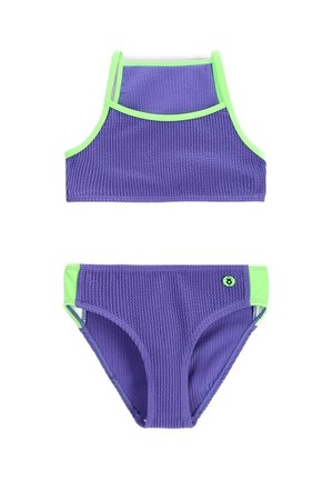 Fioletowy, teksturowany dwuczęściowy strój kąpielowy ze zielonym obszyciem, z topem z wysokim kołnierzem i dopasowanymi majtkami bikini z małym okrągłym logo.