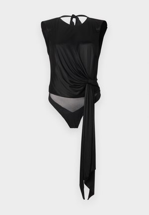 Črno brezrokavno enodelno oblačilo z vozlom ob strani in dolgo padajočo tkanino, vezi za vrat v obliki haltera in prozorno mrežasto ploščo na pasu.