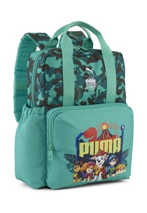 Sac à dos enfant vert à motif camouflage avec les personnages de Paw Patrol et texte jaune « PUMA » sur la poche avant.