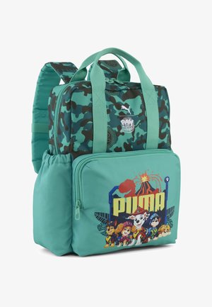 Sac à dos enfant vert à motif camouflage avec les personnages de Paw Patrol et texte jaune « PUMA » sur la poche avant.