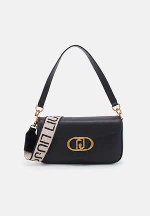 Borsa a tracolla in pelle nera con chiusura dorata, dotata di tracolla in tessuto beige e nero con logo, staccabile, e di un manico superiore sottile in pelle.