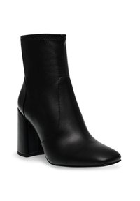 Mustat nahka nilkkurit, joissa on terävä kärki, korkea lohkarekorko ja minimaaliset saumat tyylikkään muotoilun saavuttamiseksi. Ominaisuuksina sileä, mattapintainen rakenne.