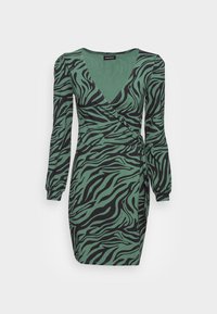 Robe portefeuille verte avec motif de rayures zèbre noires, manches longues, décolleté en V et détail noué à la taille. Tissu doux avec une texture lisse.