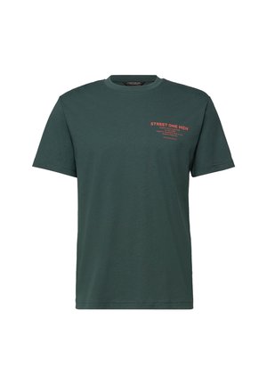 Dunkelgrünes Baumwoll-T-Shirt mit kurzen Ärmeln, Rundhalsausschnitt und rotem Aufdruck auf der Vorderseite. Leichter Stoff mit glatter Textur.