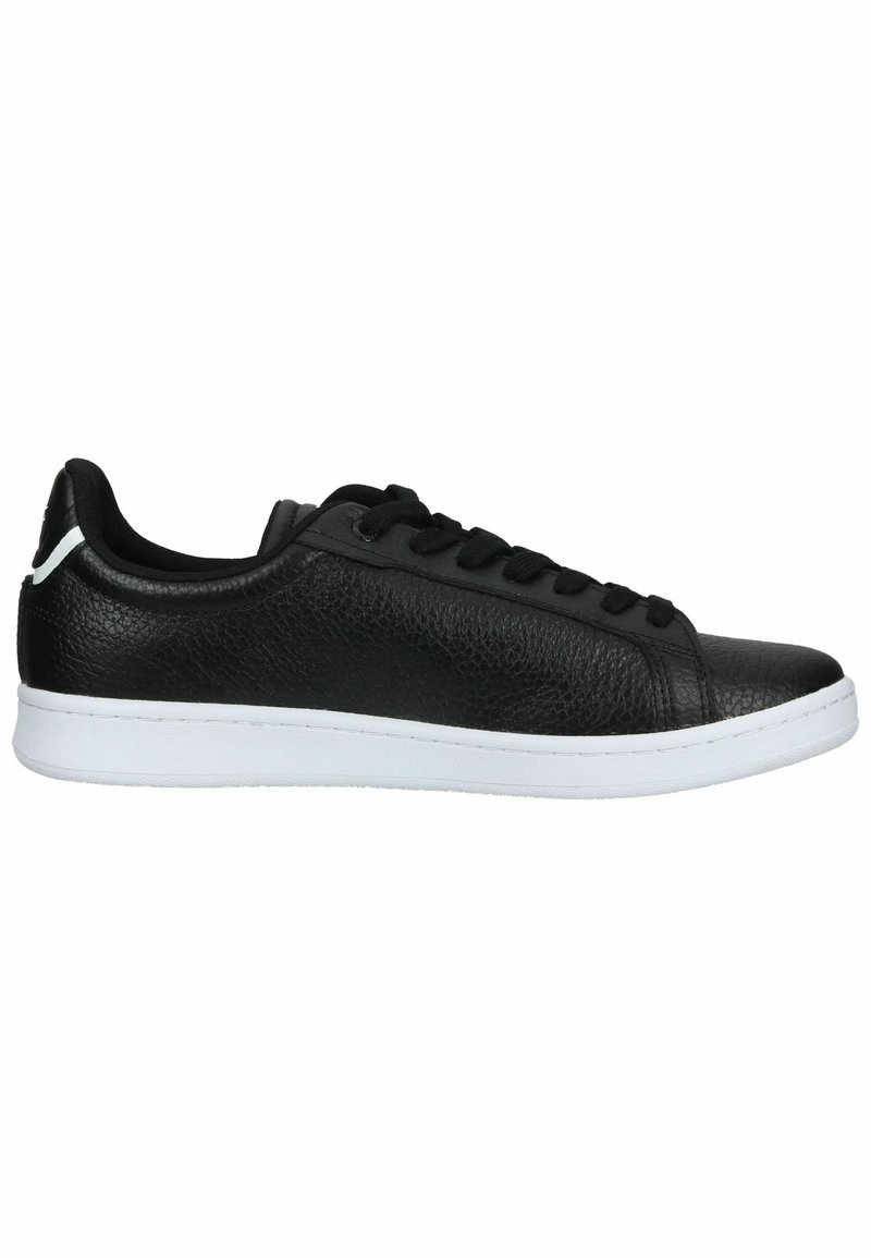 Baskets basses en cuir noir avec des lacets noirs et une semelle blanche, vues de côté sur un fond blanc.