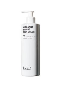 Flacone pompa bianco di crema per il corpo idratante e rassodante con testo nero. Presenta una forma cilindrica elegante e una finitura lucida.
