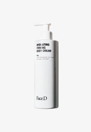 Flacone pompa bianco di crema per il corpo idratante e rassodante con testo nero. Presenta una forma cilindrica elegante e una finitura lucida.