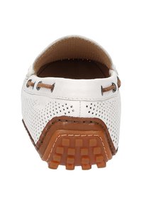 Weißes perforiertes Lederschuh mit braunen Akzenten; abgerundete Form; Gummisohle mit quadratischen Grip-Mustern; Schnürdetails an der Oberseite.