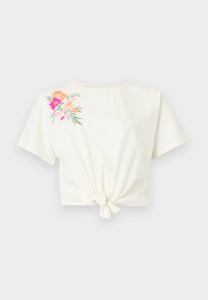 Weißes, kurzärmeliges Crop-Top mit Knoten vorne und floraler Stickerei in Pink und Orange auf der linken Schulter.