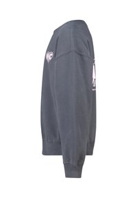 Charcoal grijze sweatshirt met een roze "NYC" hartlogo op de bovenste linkermouw en ribgebreide boorden en onderrand, zijaanzicht getoond.