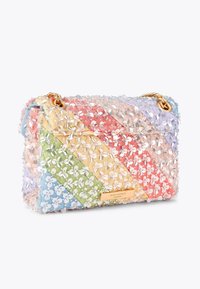 Borsa trapuntata colorata con un design trasparente floreale, caratterizzata da strisce diagonali rosa, gialle, verdi e blu e dettagli in metallo dorato.