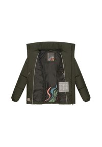 Grüne Pufferjacke mit einem Reißverschluss vorne, ausgestattet mit einem bunten Wellenmuster auf dem Innenfutter und Pflegeanweisungen, die auf den Stoff gedruckt sind.