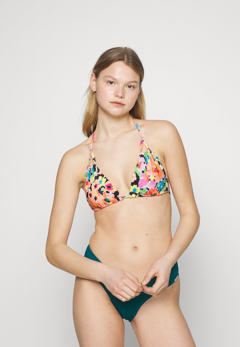 Top de biquíni floral multicolorido com copas triangulares, alças ajustáveis, combinado com partes de baixo de biquíni em verde-teal sólido. Textura de tecido suave.