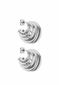 Zilveren metalen oorbellen in de vorm van hoops hebben gelaagde, gebogen ontwerpen met een gepolijste afwerking en een stud sluiting voor een veilige draagwijze.