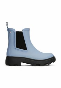 Bottes Chelsea en caoutchouc bleu clair avec des panneaux élastiques noirs sur les côtés, semelle texturée noire et une languette à l'arrière pour un enfichage facile.