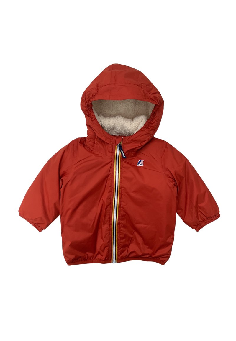 Giacca rossa con cappuccio, con un morbido rivestimento in pile color crema, chiusura con zip caratterizzata da un dettaglio giallo e polsini elasticizzati per una vestibilità sicura.