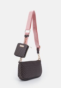 Brun mönstrad crossbody-väska med en avtagbar liten ficka, guldfärgad hårdvara och ett justerbart rosa band med "RIVER ISLAND"-logotyp.
