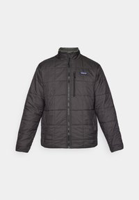 Doudoune noire matelassée avec un col montant, fermeture éclair frontale intégrale et logo sur la poitrine gauche. Elle se distingue par ses longues manches et une texture lisse.