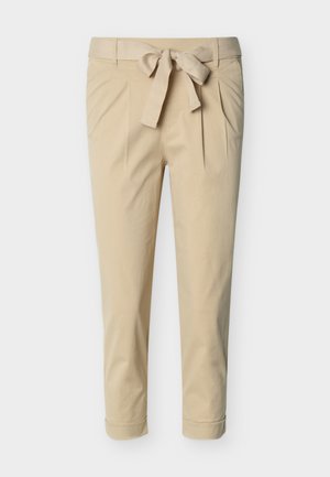 Smėlio spalvos siauri kelnės su priekinėmis klostėmis, atlenkiamais apačios kraštais, diržo kilpelėmis ir audinio diržu, surištu juosmens srityje.