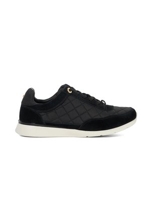 Zwarte sneakers van quilted stof met zwarte suède accenten, voorzien van platte veters, gouden oogjes en een witte rubberen zool.