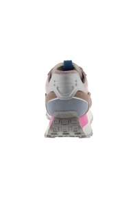 Zapatilla con un upper multicolor en rosa, beige y azul, con una suela blanca, un tirador azul y un logo en relieve en el talón.