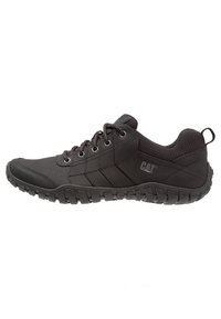 Scarpa da atletica nera con una tomaia sintetica texturizzata, punta rinforzata, motivo esagonale sui lati e suola in gomma flessibile.