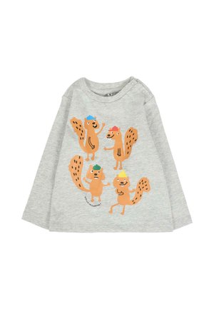Maglietta grigia chiaro a maniche lunghe per bambini con quattro scoiattoli cartoon arancioni che indossano cappelli colorati, sorridenti e posizionati in modo giocoso sul davanti.