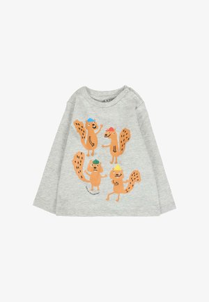 Lichtgrijze peuter longsleeve shirt met vier oranje cartoon eekhoorns die kleurrijke hoeden dragen, glimlachen en speels poseren aan de voorkant.