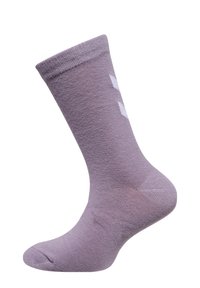 Chaussette crew lavande, texture tricotée, avec un motif géométrique blanc sur le côté, bord-côte en haut, et couture de orteil lisse.