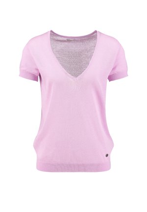 Hellviolettes, kurzärmliges Stricktop mit V-Ausschnitt, Rippbündchen an Ärmeln und Saum sowie einem kleinen runden Metalllogo nahe dem unteren rechten Saum.