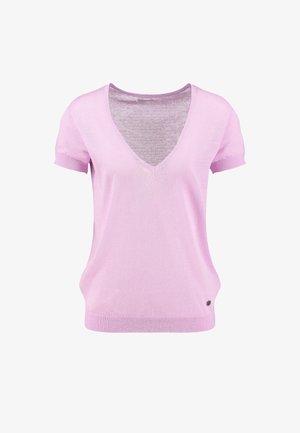 Lichtpaars gebreid topje met korte mouwen en V-hals, voorzien van geribbelde manchetten en zoom, en een klein rond metalen logo bij de onderste rechterzoom.