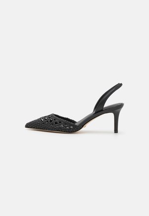 Escarpins noirs tissés à bride arrière avec un bout pointu, présentant une tige texturée et un talon aigu fin. Accents en cuir lisse à l'arrière.