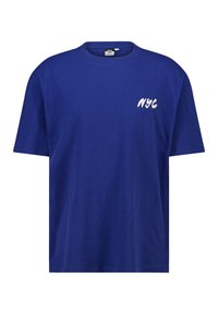 Sininen puuvillapaita lyhyillä hihoilla, pyöreällä pääntiellä ja valkoisella "NYC"-kirjonnalla edessä. Yksinkertainen muotoilu ja tasainen väri.