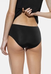 Zwarte high-waisted onderbroek van glad, rekbaar materiaal. Heeft minimale naden en een comfortabele elastische tailleband voor de perfecte pasvorm.