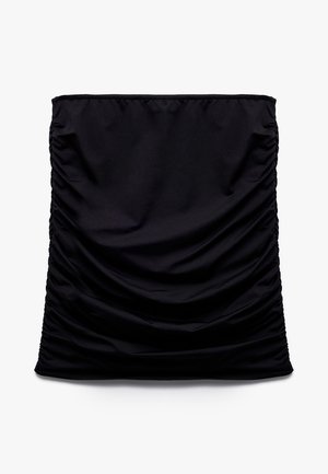 Minifalda negra de tela fruncida con lados recogidos y dobladillo recto sobre un fondo blanco liso.
